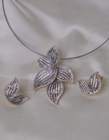 Elegant Leaf Design Pendant Set