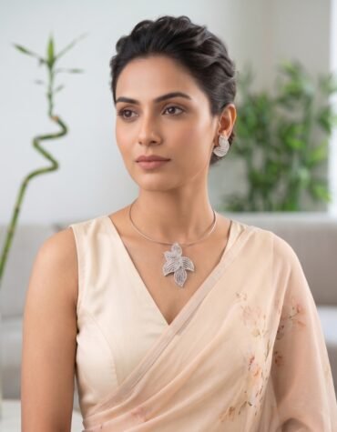 Elegant Leaf Design Pendant Set