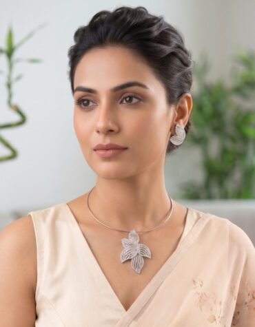 Elegant Leaf Design Pendant Set