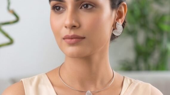 Elegant Leaf Design Pendant Set
