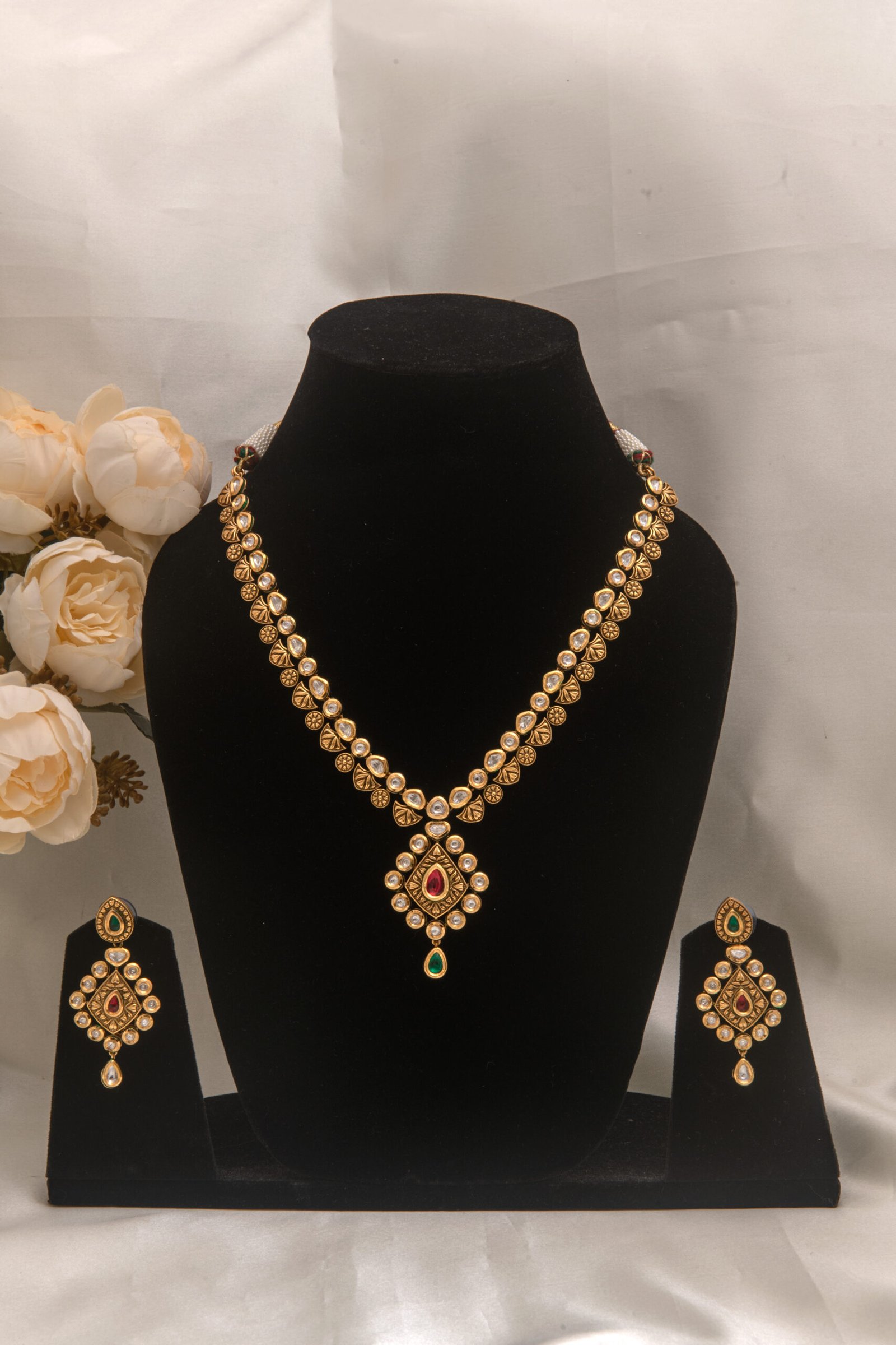 18 carat Gold Polished Kundan Necklace