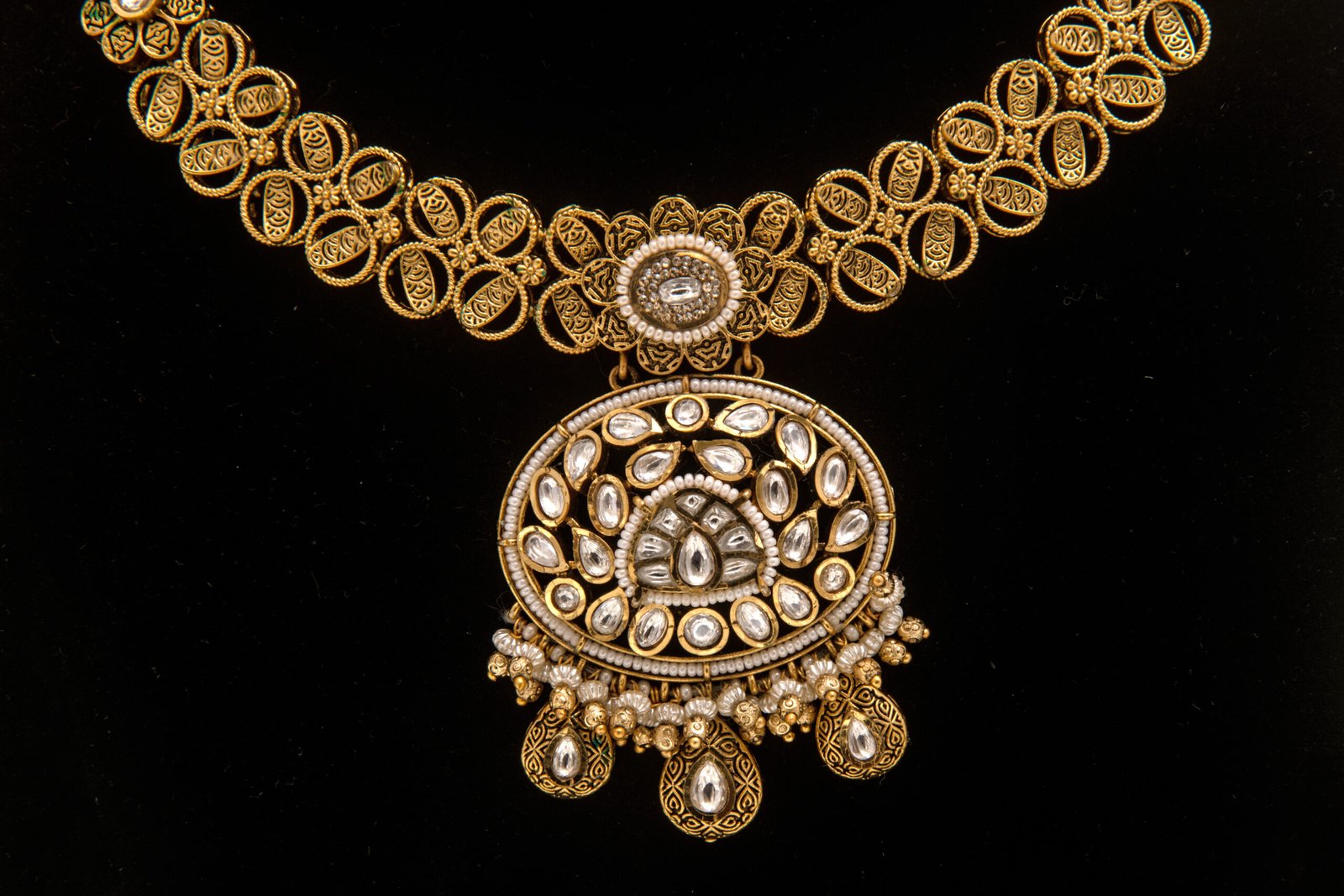 24 carat Gold Plated Rajwadi Bridal Necklace Set with Maang Tikka & Earrings - Image 6