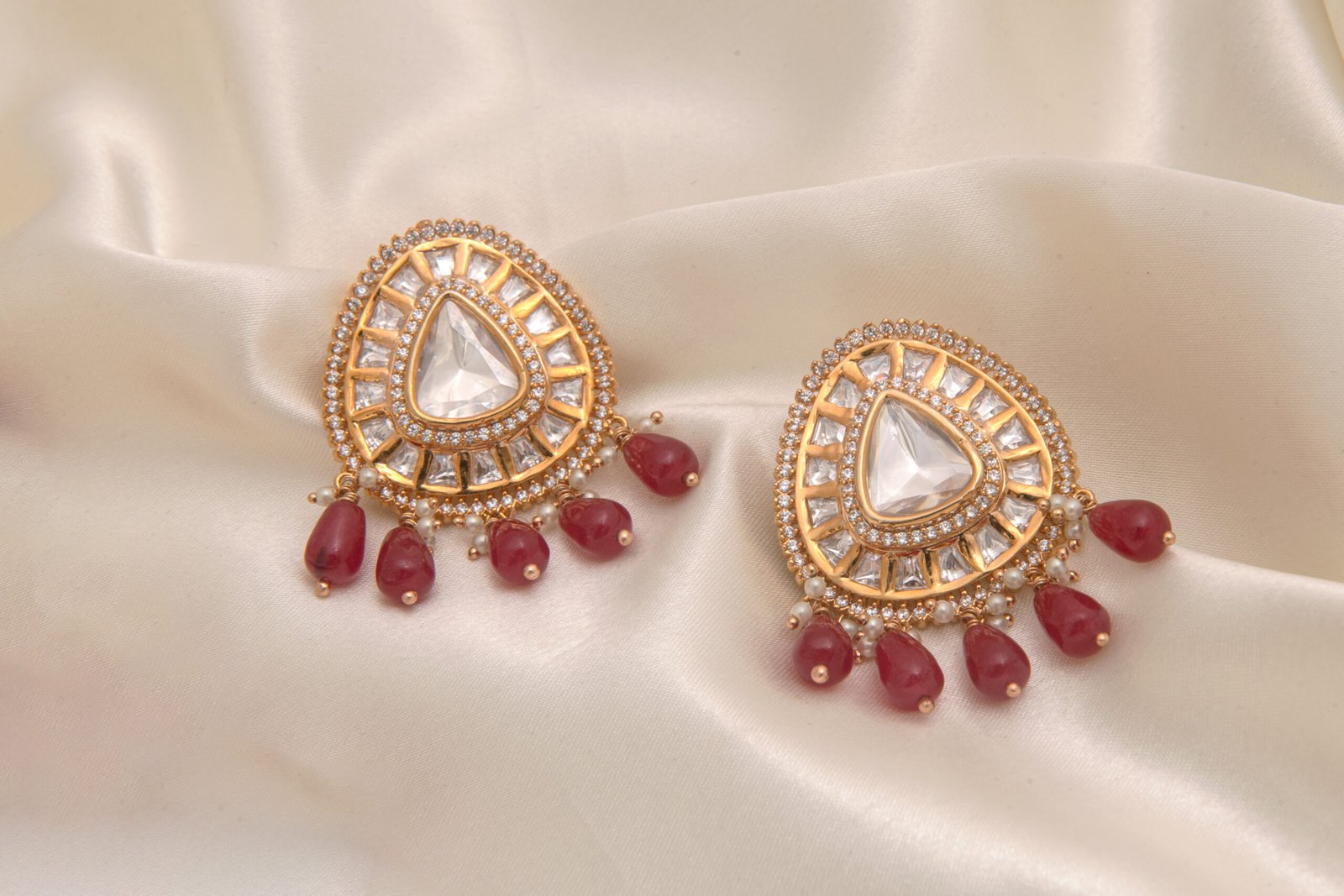 18 Carat Rose Gold Polish Royal Handcrafted Maroon & Ivory Beaded Kundan Chokar Set with with Earrings. - Image 2
