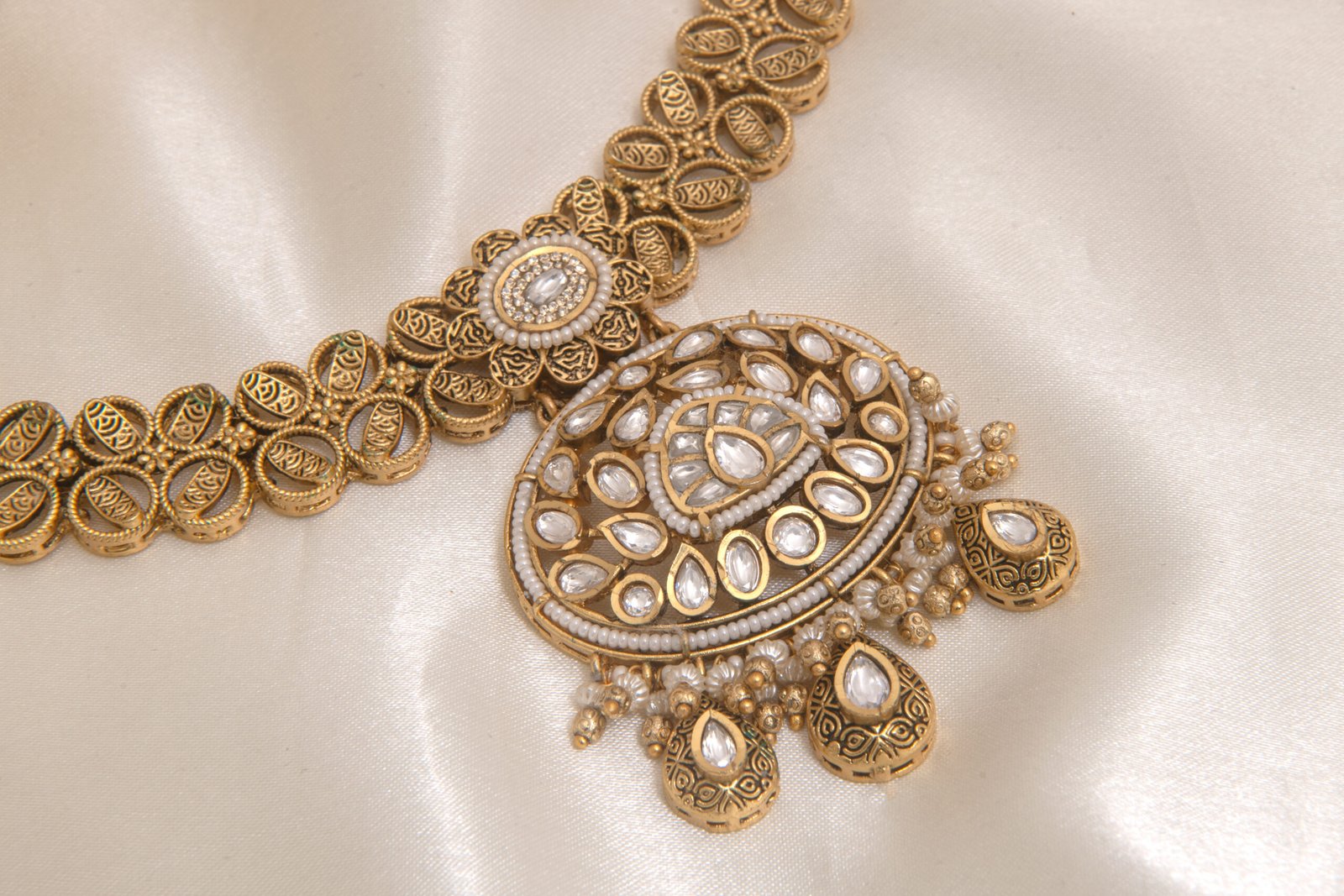 24 carat Gold Plated Rajwadi Bridal Necklace Set with Maang Tikka & Earrings - Image 2